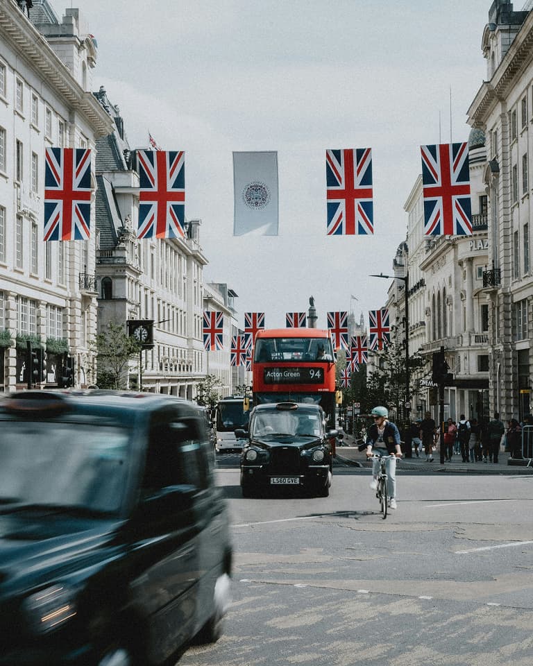 Union Jacks, taxis and a bus at Piccadilly Cirucs